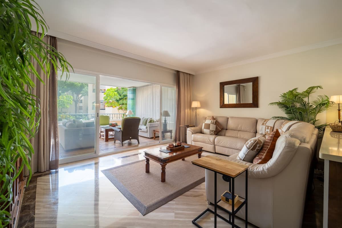 Middle Floor Apartment in Elviria — photo 9 of 10