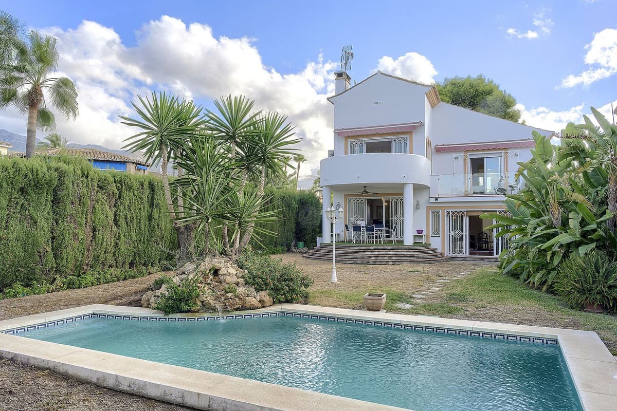 Detached Villa in Marbella — photo 1 of 10