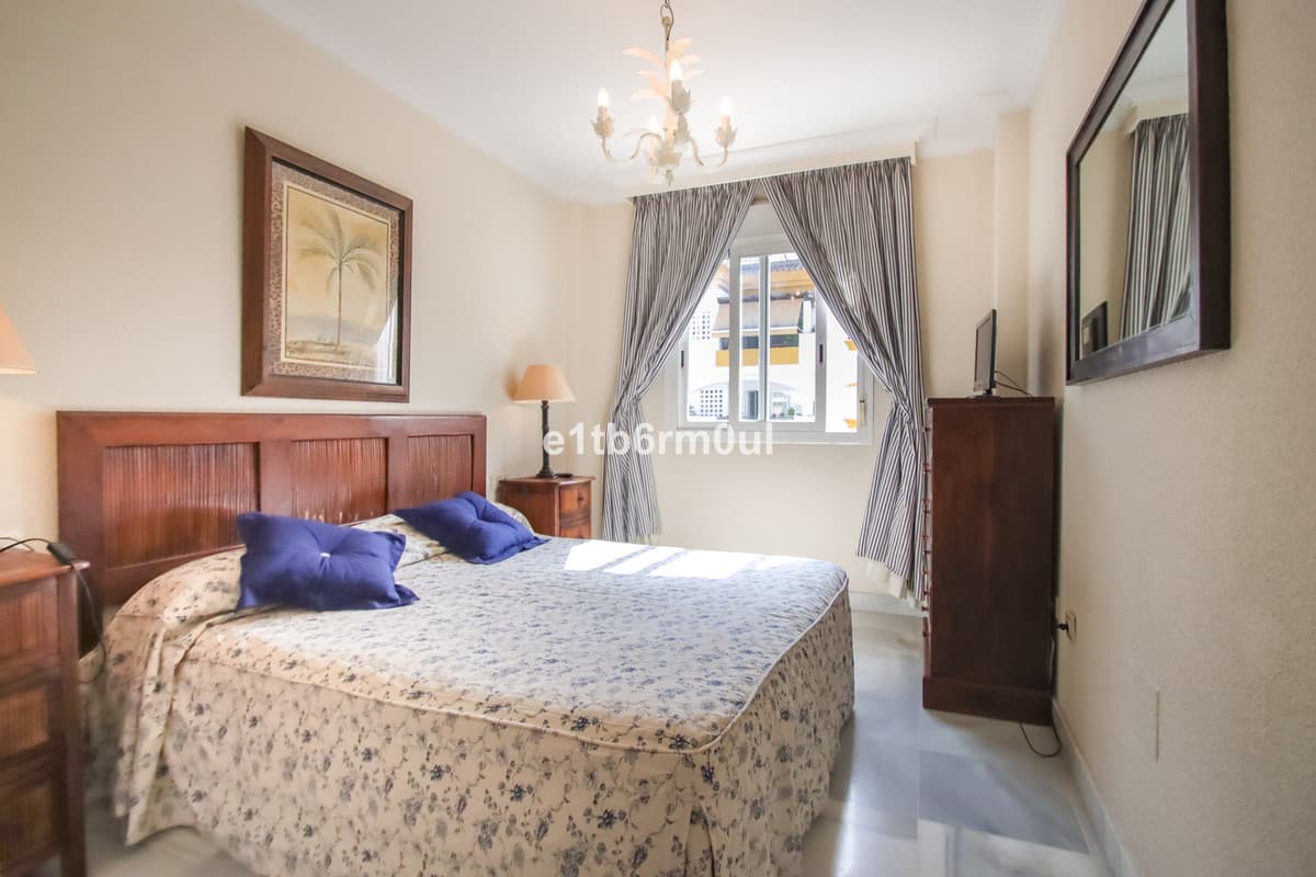 Middle Floor Apartment in The Golden Mile — photo 8 of 10