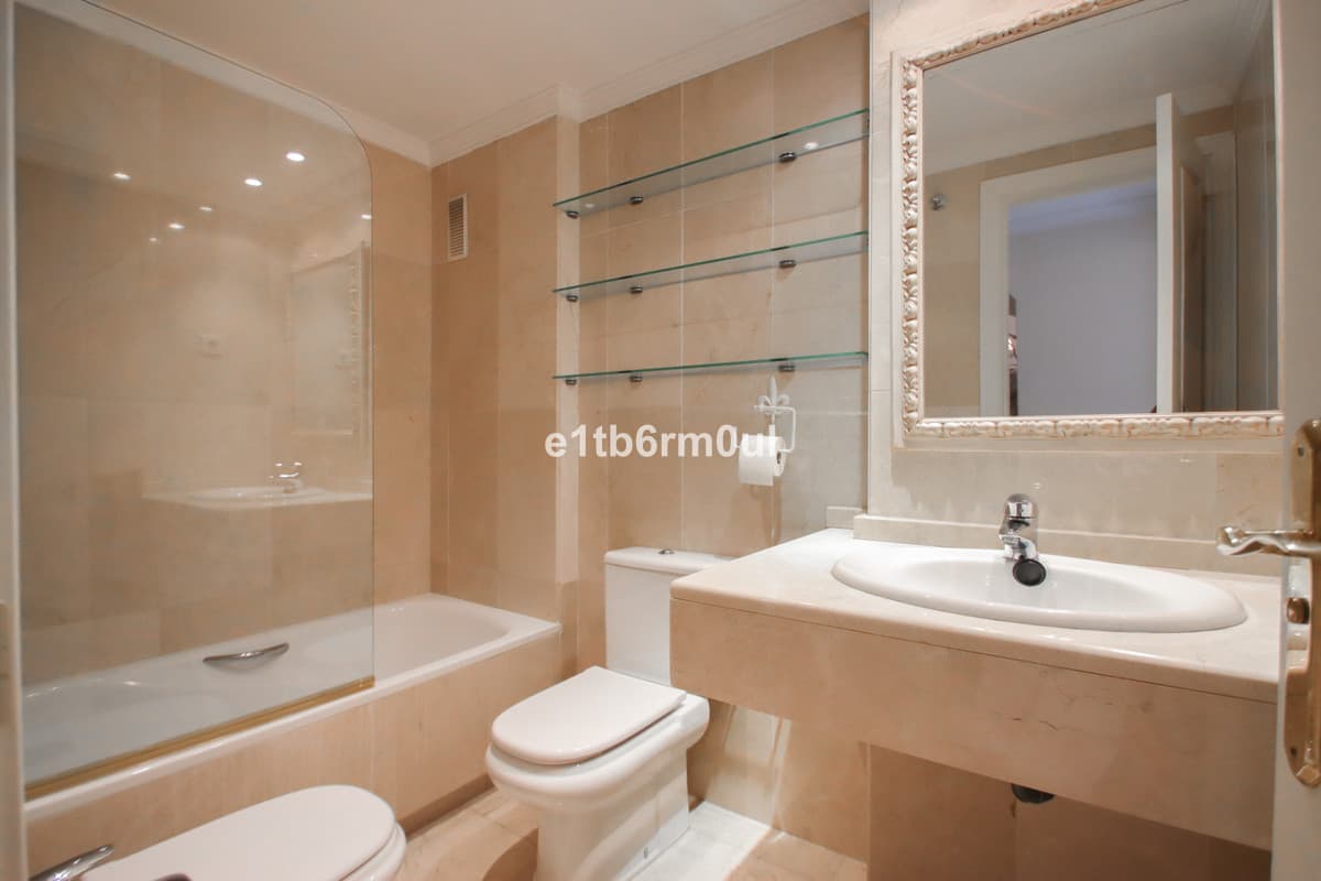 Middle Floor Apartment in The Golden Mile — photo 9 of 10