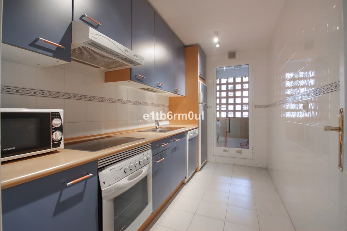 Middle Floor Apartment in The Golden Mile — photo 10 of 10