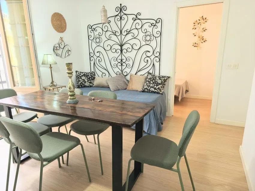 Middle Floor Apartment in Málaga — photo 1 of 10