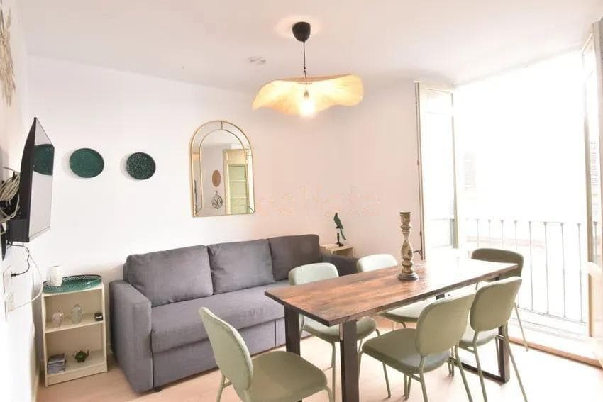 Middle Floor Apartment in Málaga — photo 2 of 10