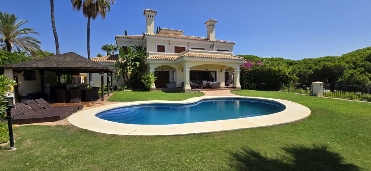 Detached Villa in Calahonda — photo 1 of 10