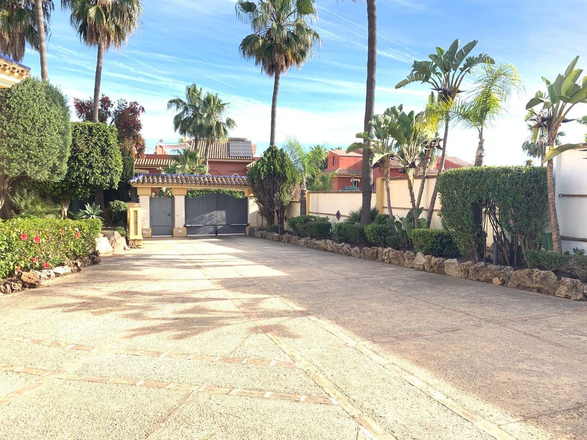 Detached Villa in Estepona — photo 2 of 10
