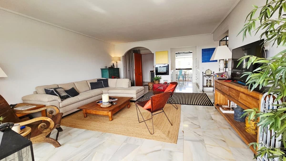 Penthouse Duplex in Bel Air — photo 4 of 10