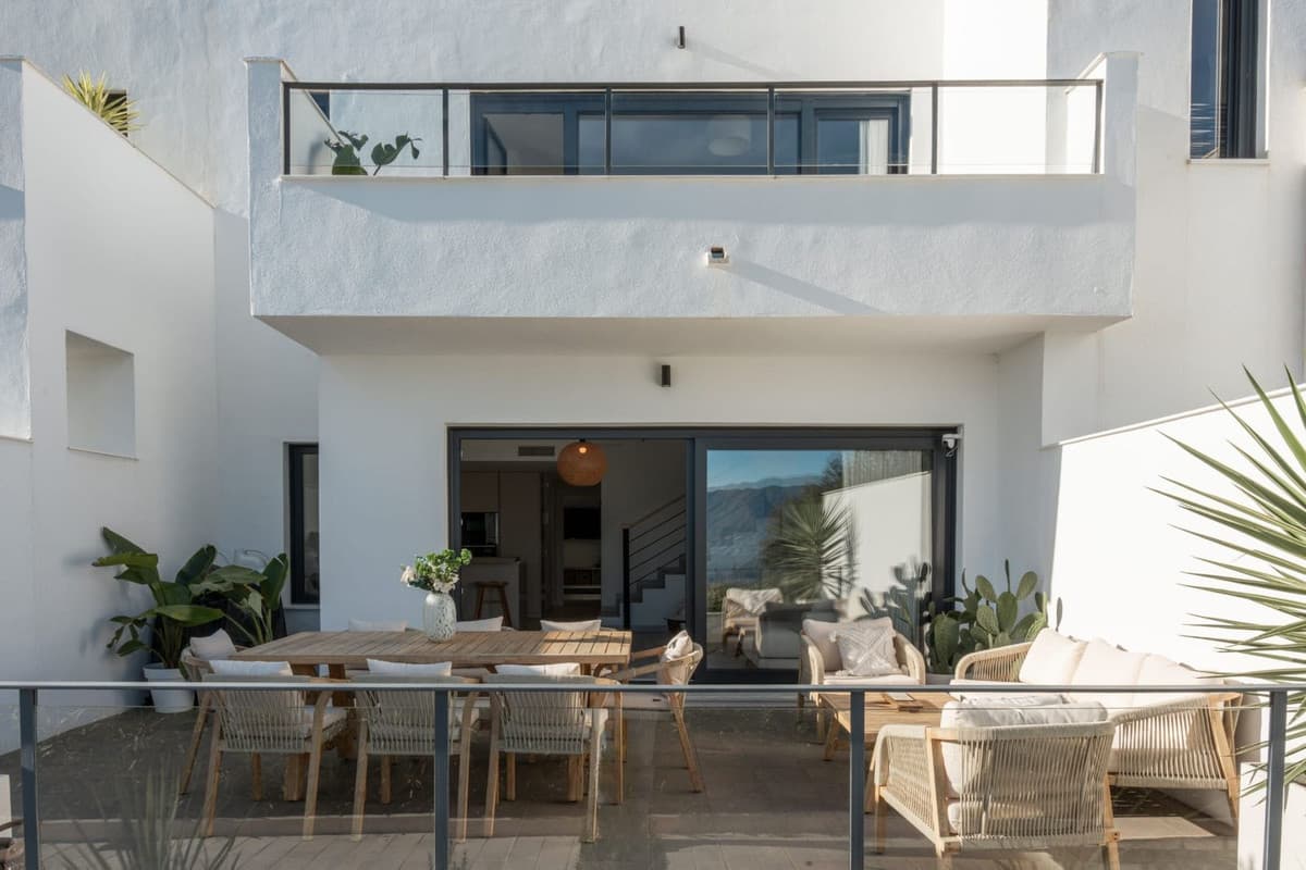 Townhouse in La Mairena — photo 1 of 10