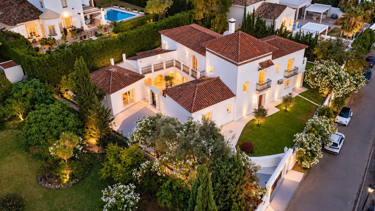 Detached Villa in Benahavís — photo 1 of 10