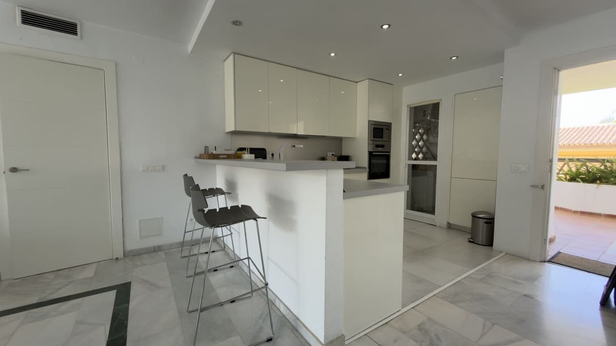 Middle Floor Apartment in Puerto Banús — photo 2 of 10