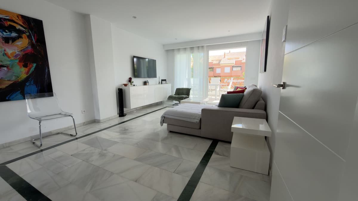 Middle Floor Apartment in Puerto Banús — photo 3 of 10