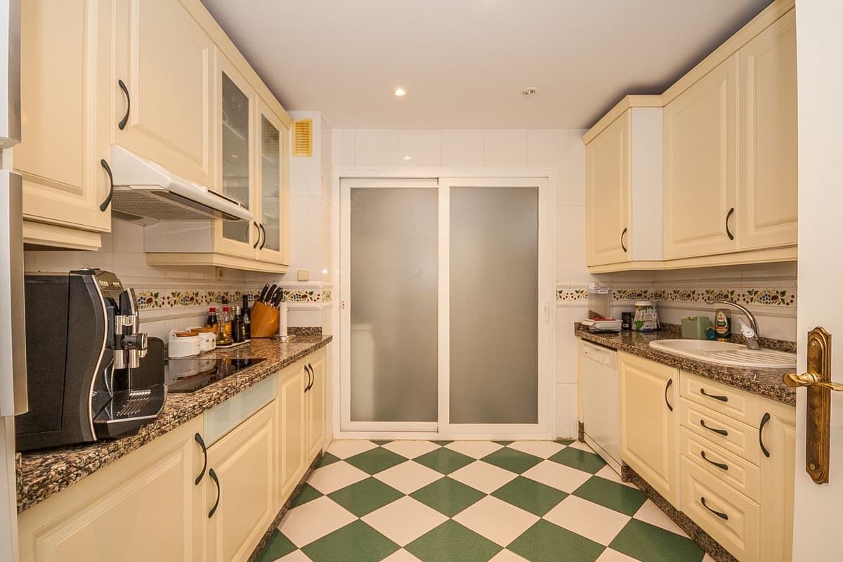 Middle Floor Apartment in Elviria — photo 3 of 10