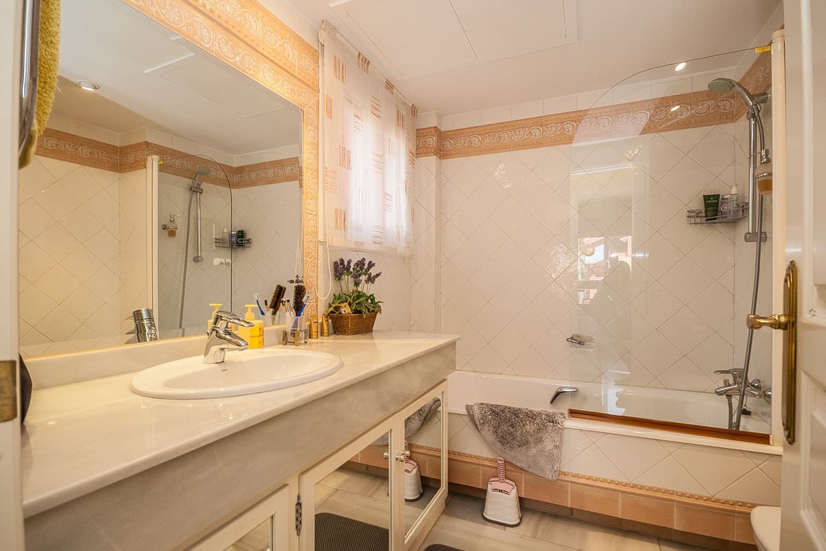 Middle Floor Apartment in Elviria — photo 7 of 10
