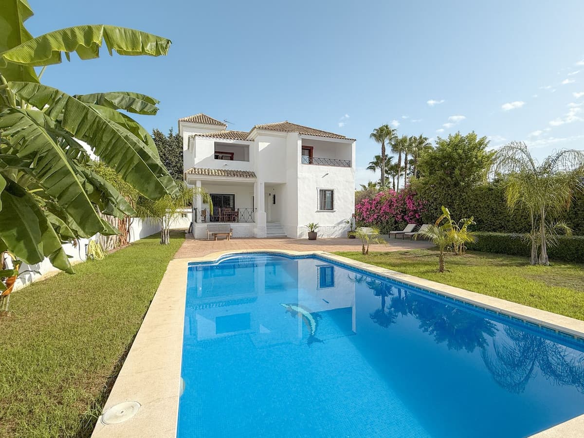 Detached Villa in Guadalmina Baja — photo 1 of 10