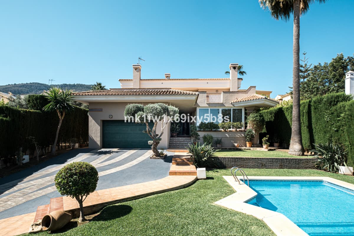 Detached Villa in Alhaurín de la Torre — photo 1 of 10