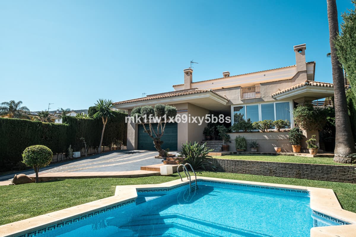 Detached Villa in Alhaurín de la Torre — photo 2 of 10