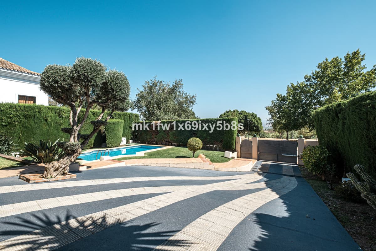 Detached Villa in Alhaurín de la Torre — photo 3 of 10