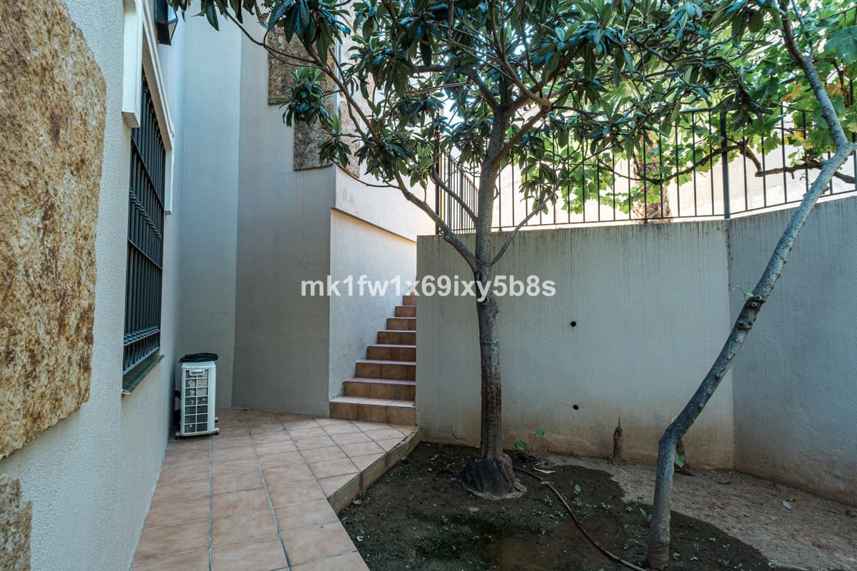 Detached Villa in Alhaurín de la Torre — photo 8 of 10