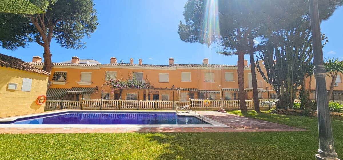 Semi-Detached House in San Luis de Sabinillas — photo 1 of 10