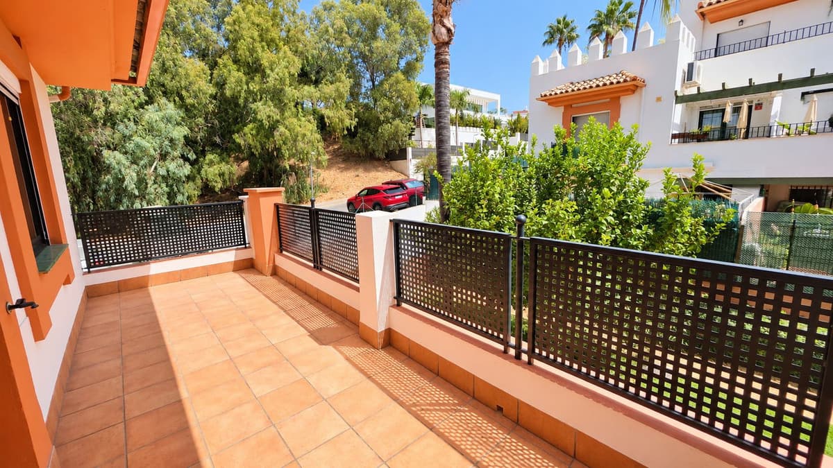 Middle Floor Apartment in Estepona — photo 1 of 10