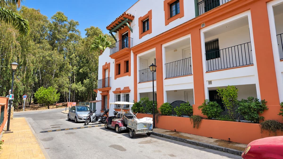 Middle Floor Apartment in Estepona — photo 2 of 10