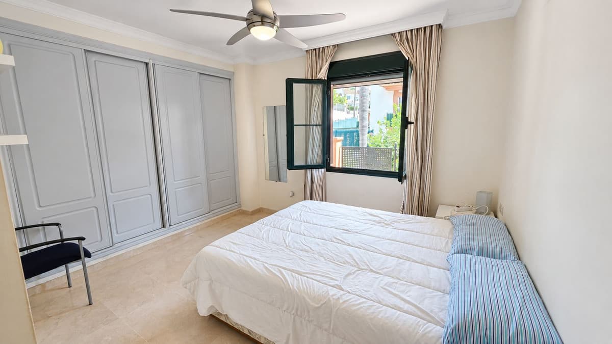 Middle Floor Apartment in Estepona — photo 3 of 10