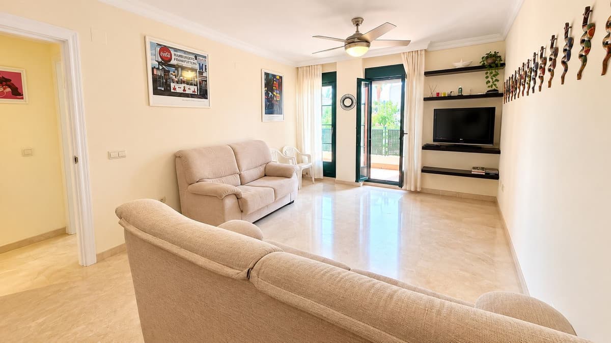 Middle Floor Apartment in Estepona — photo 7 of 10