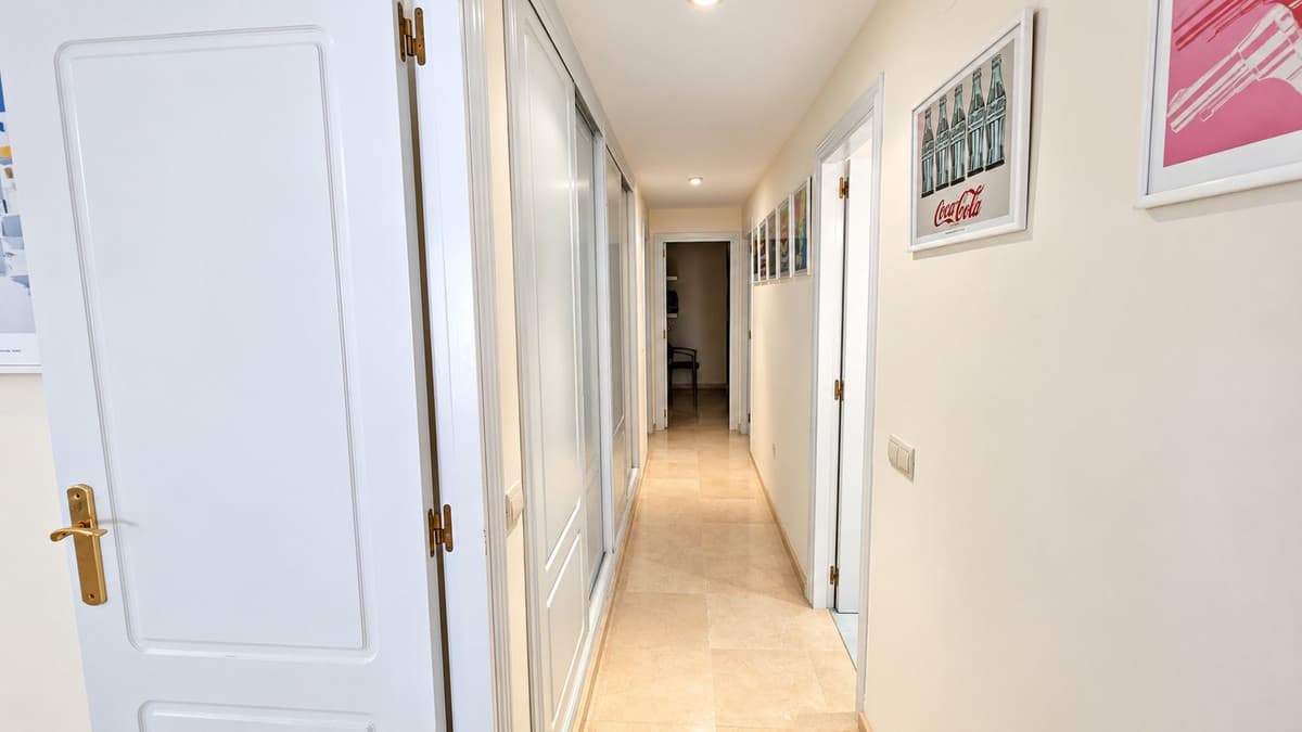 Middle Floor Apartment in Estepona — photo 8 of 10