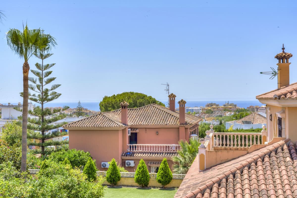 Detached Villa in Marbella — photo 1 of 10