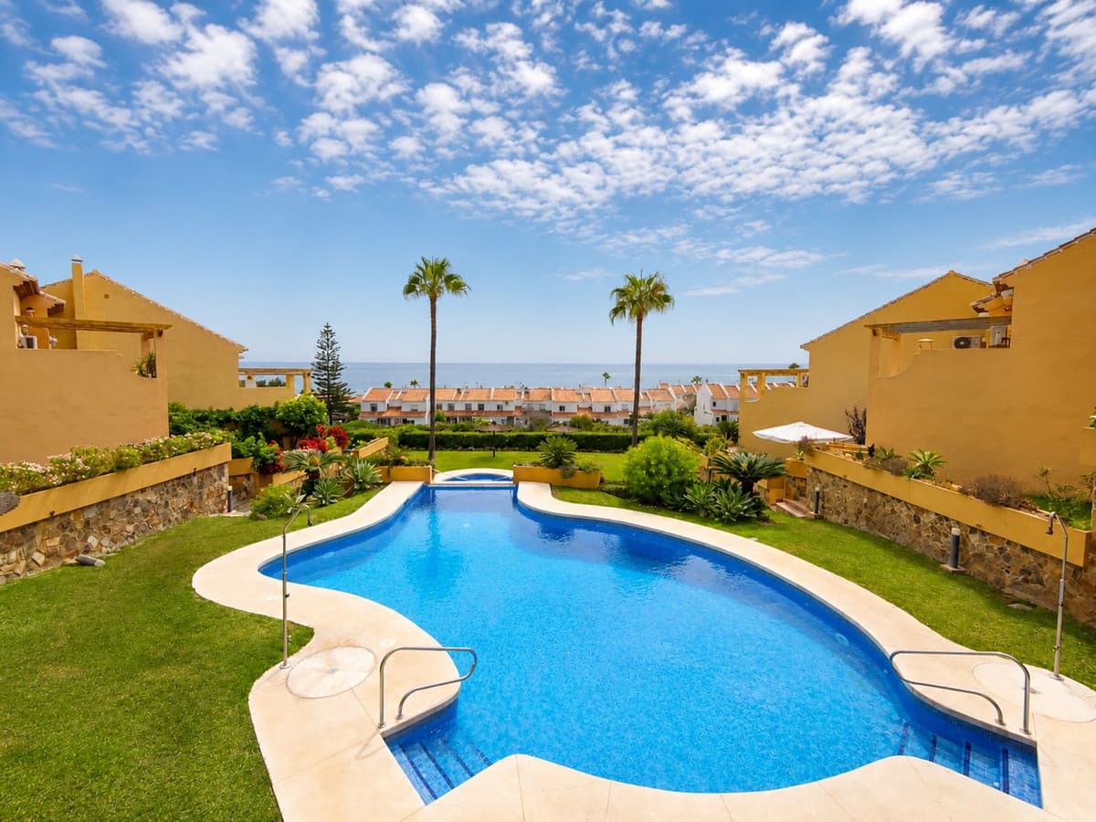 Ground Floor Apartment in La Duquesa — photo 1 of 10