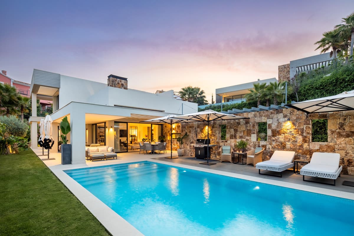 Detached Villa in Nueva Andalucía — photo 1 of 10