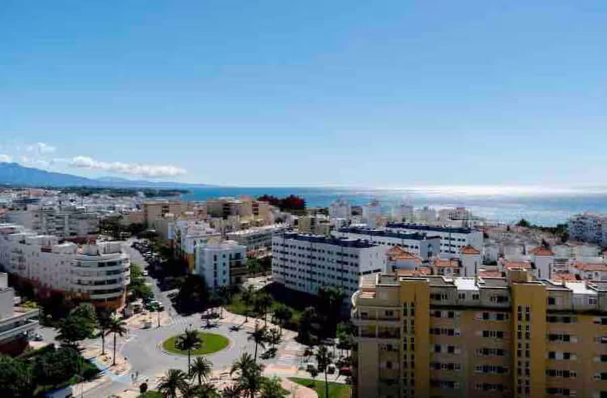 Middle Floor Apartment in Estepona — photo 2 of 10