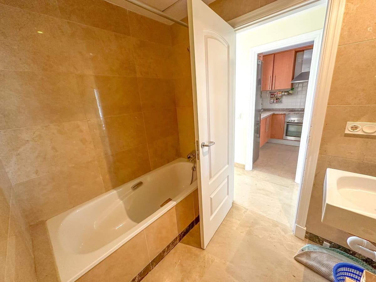 Middle Floor Apartment in La Alcaidesa — photo 9 of 10
