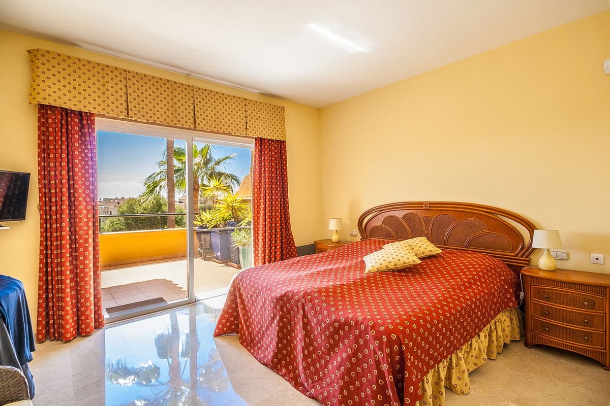 Middle Floor Apartment in Elviria — photo 3 of 10