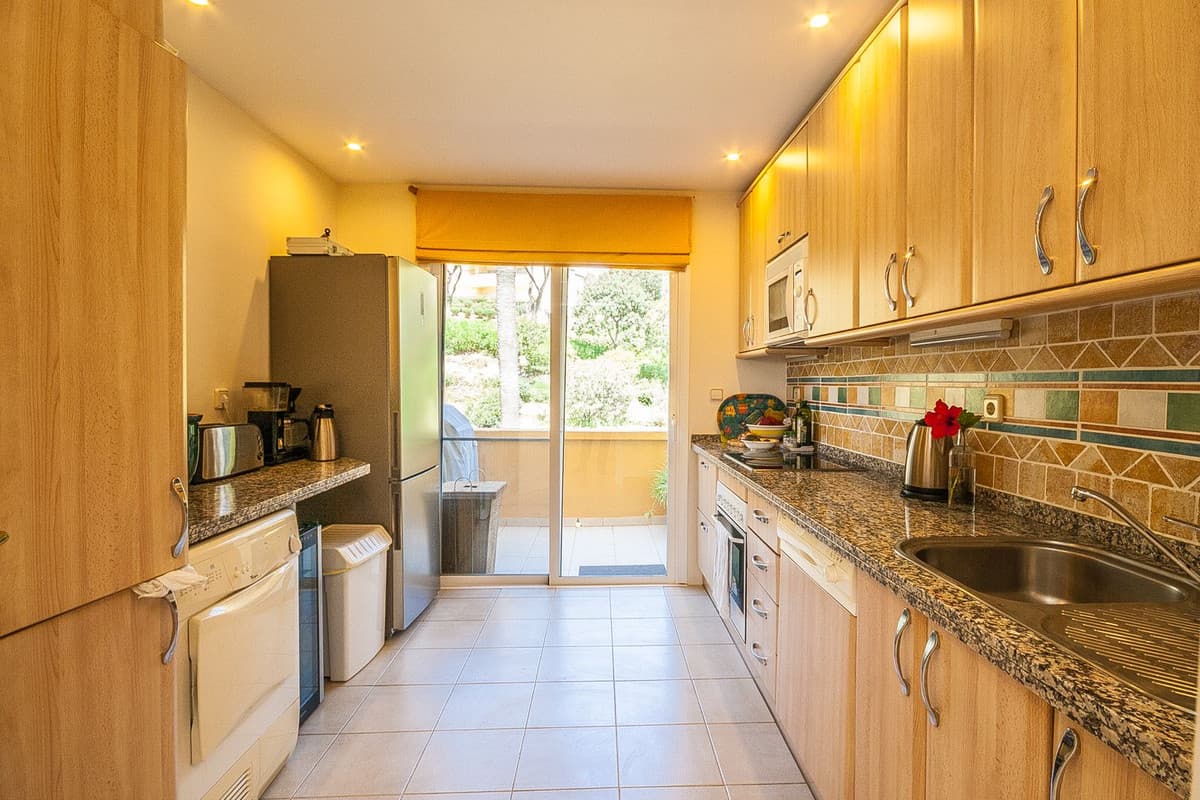 Middle Floor Apartment in Elviria — photo 5 of 10