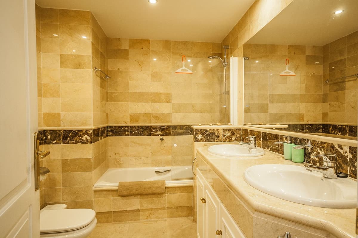Middle Floor Apartment in Elviria — photo 7 of 10