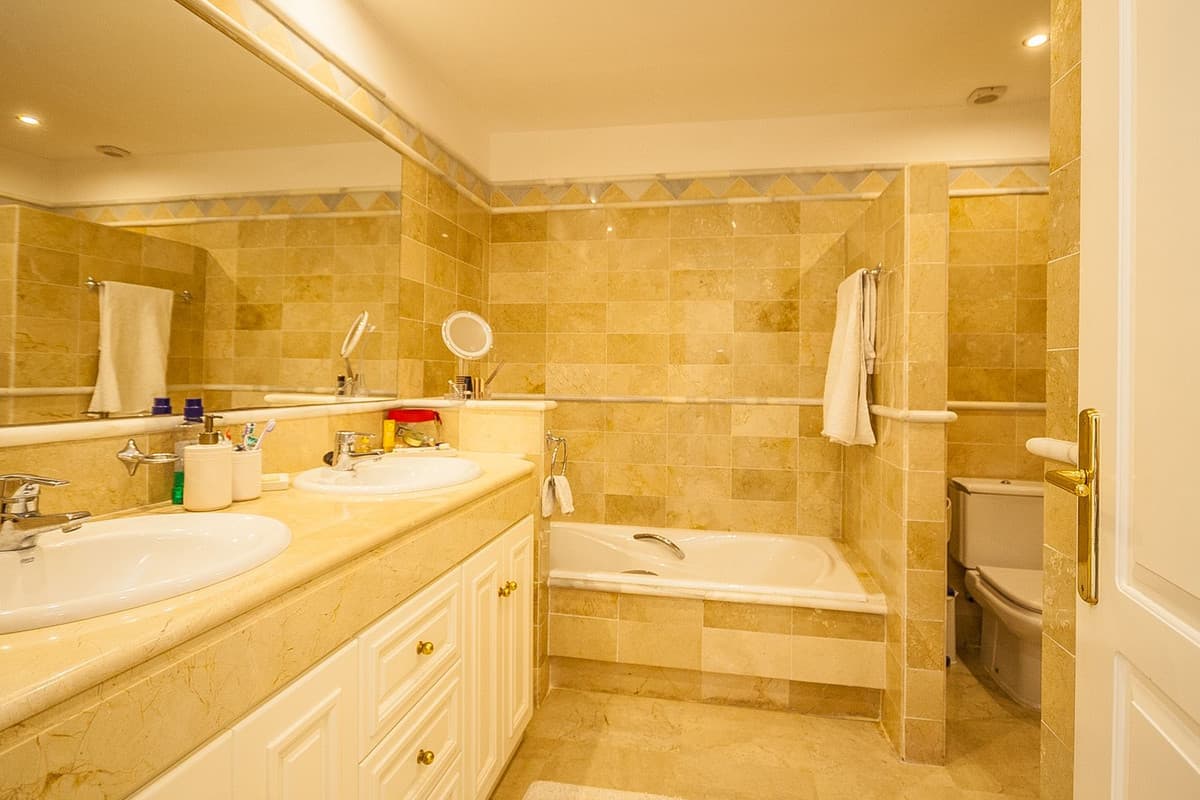 Middle Floor Apartment in Elviria — photo 8 of 10