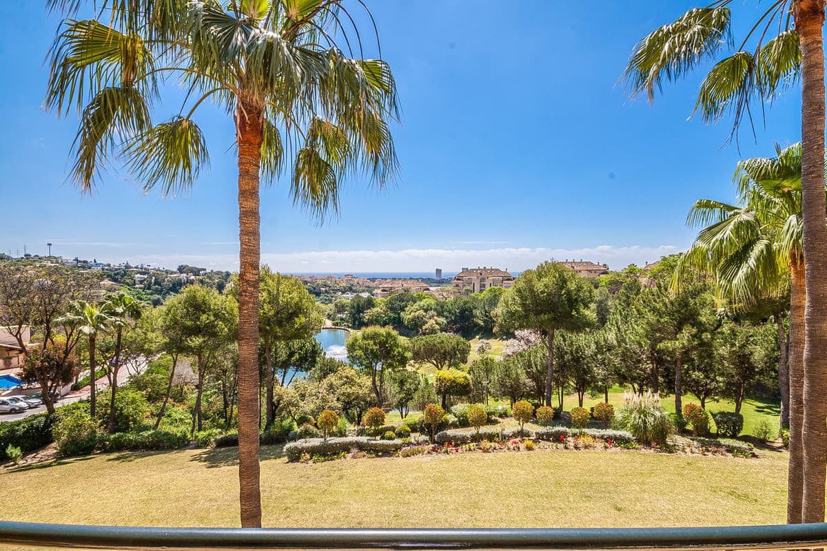 Middle Floor Apartment in Elviria — photo 9 of 10