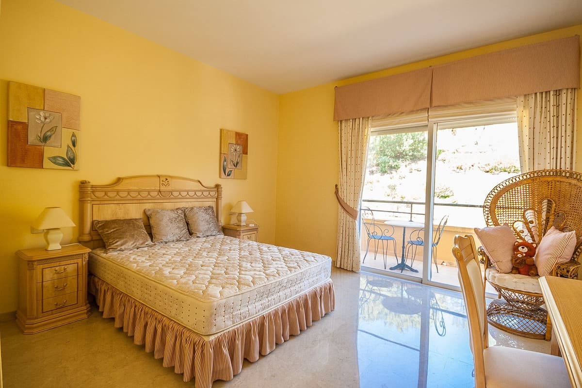 Middle Floor Apartment in Elviria — photo 10 of 10