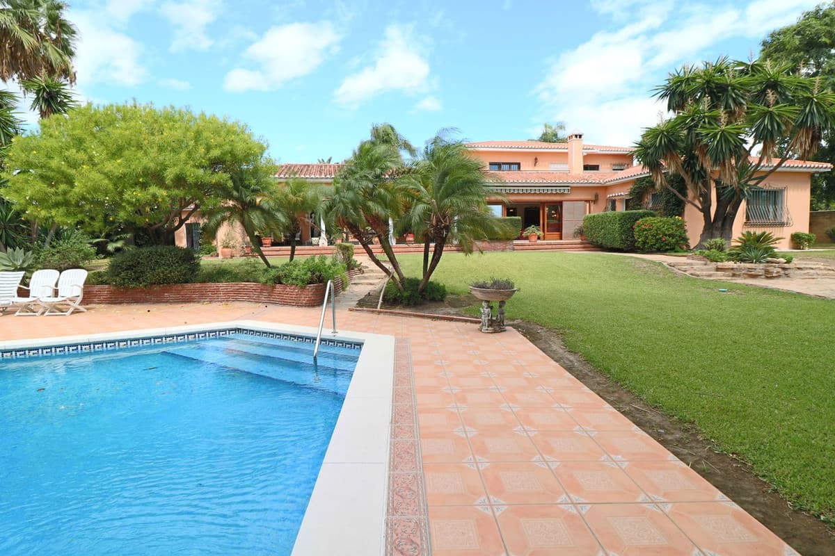 Detached Villa in El Paraiso — photo 1 of 10
