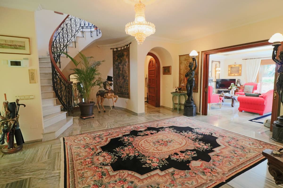 Detached Villa in El Paraiso — photo 2 of 10