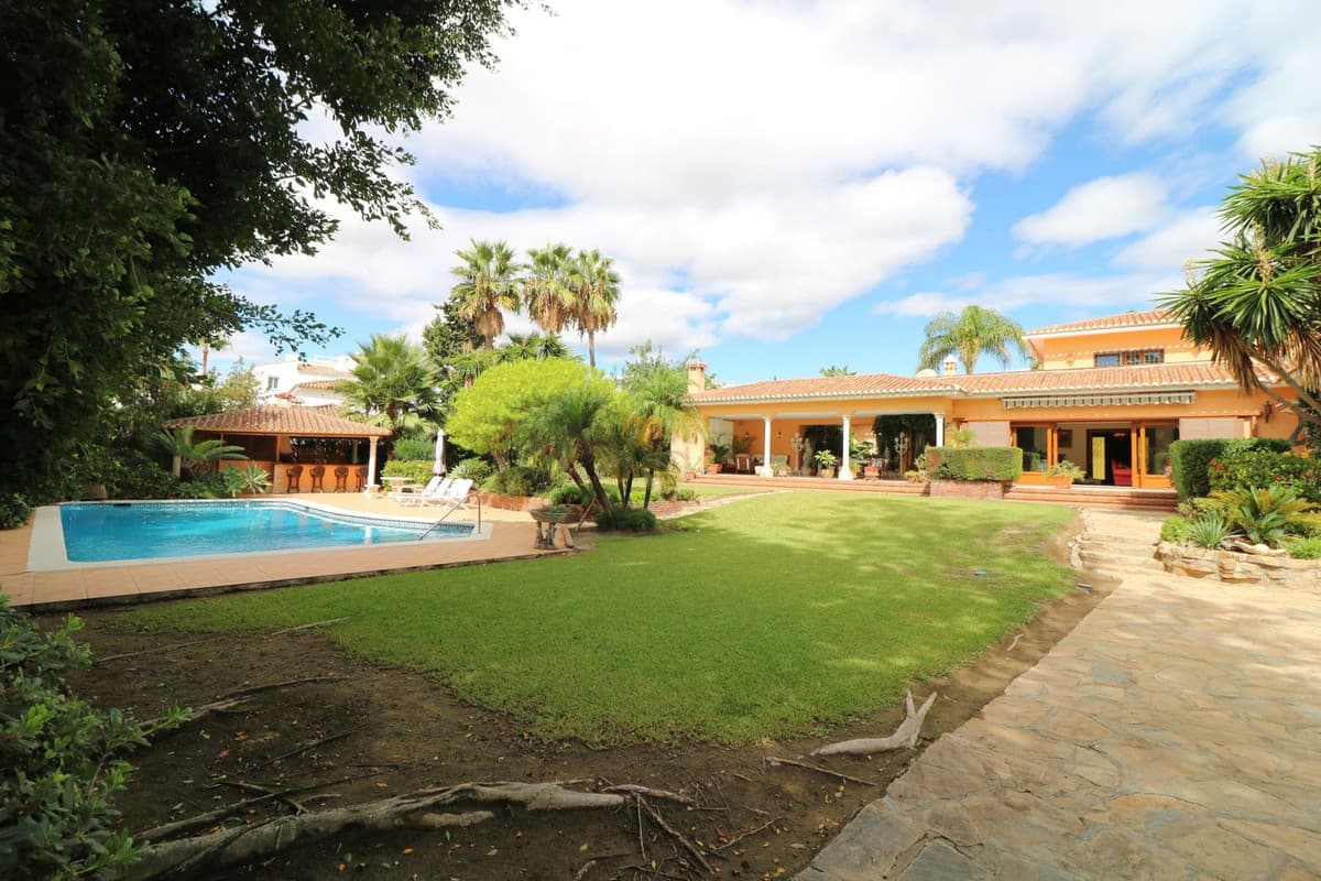 Detached Villa in El Paraiso — photo 6 of 10