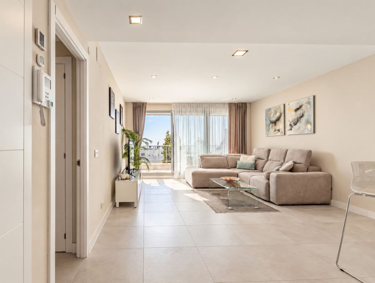 Middle Floor Apartment in Las Lagunas — photo 8 of 10