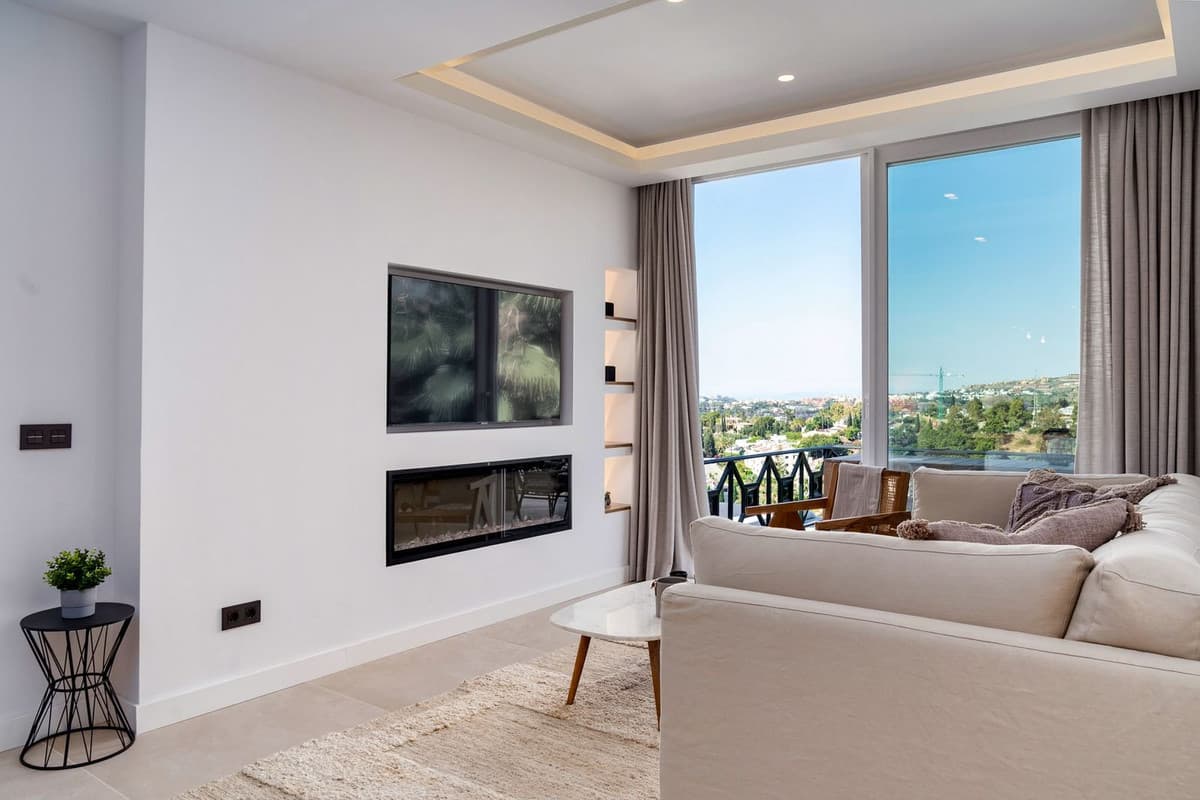 Middle Floor Apartment in La Quinta — photo 3 of 10