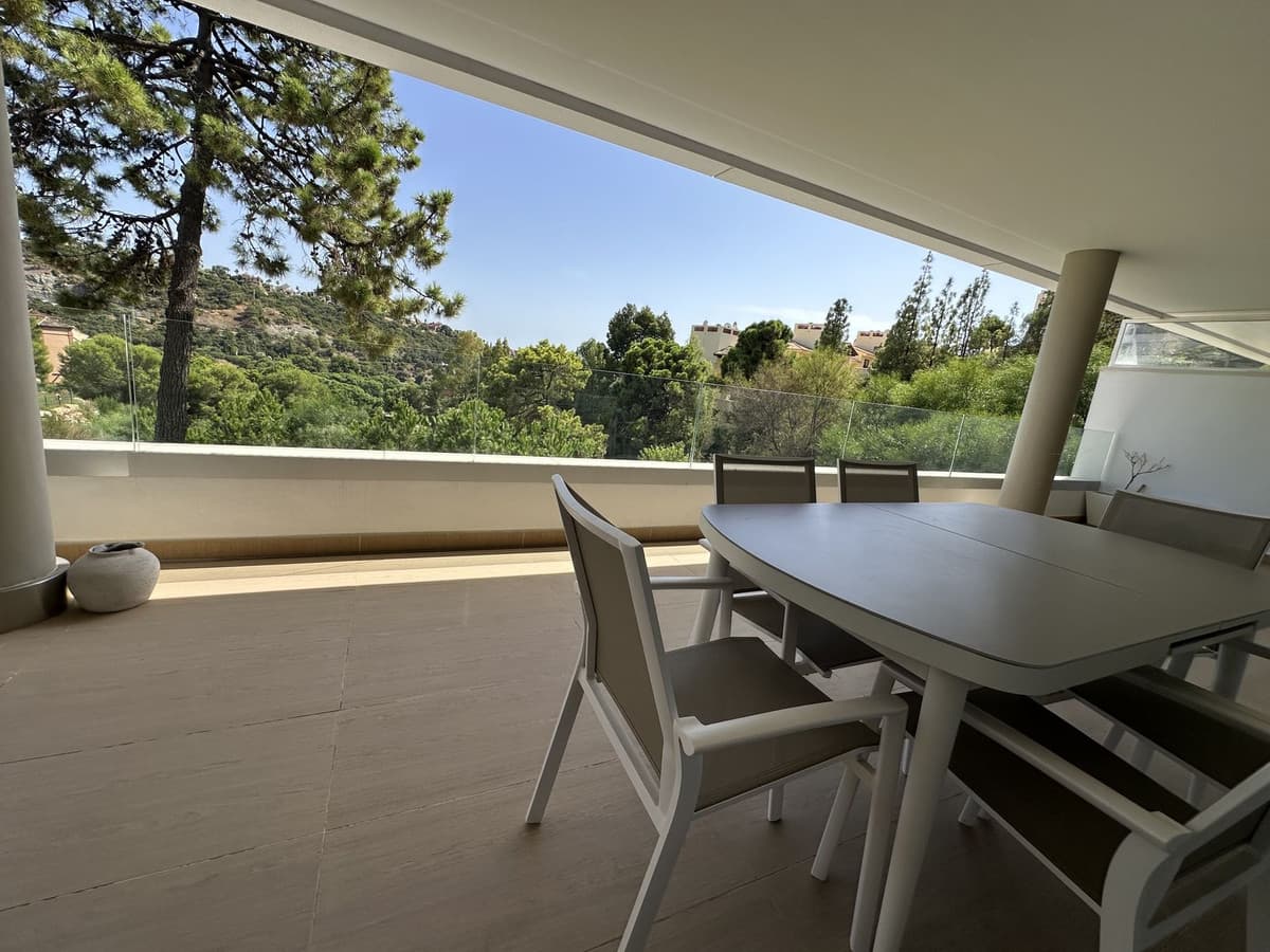 Middle Floor Apartment in Benahavís — photo 3 of 10