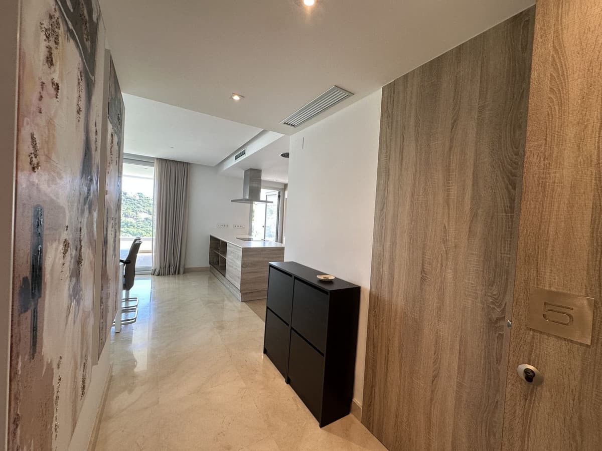 Middle Floor Apartment in Benahavís — photo 5 of 10