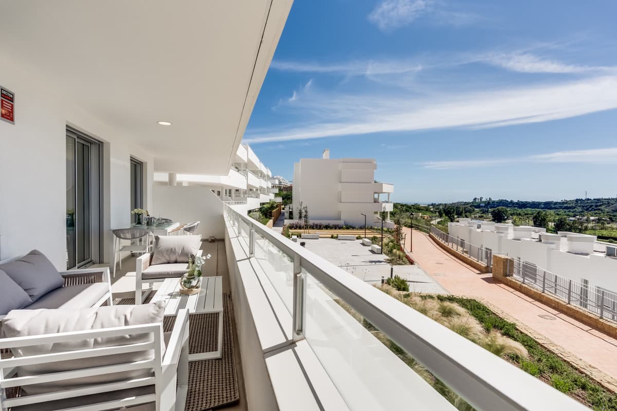 Middle Floor Apartment in Estepona — photo 1 of 10