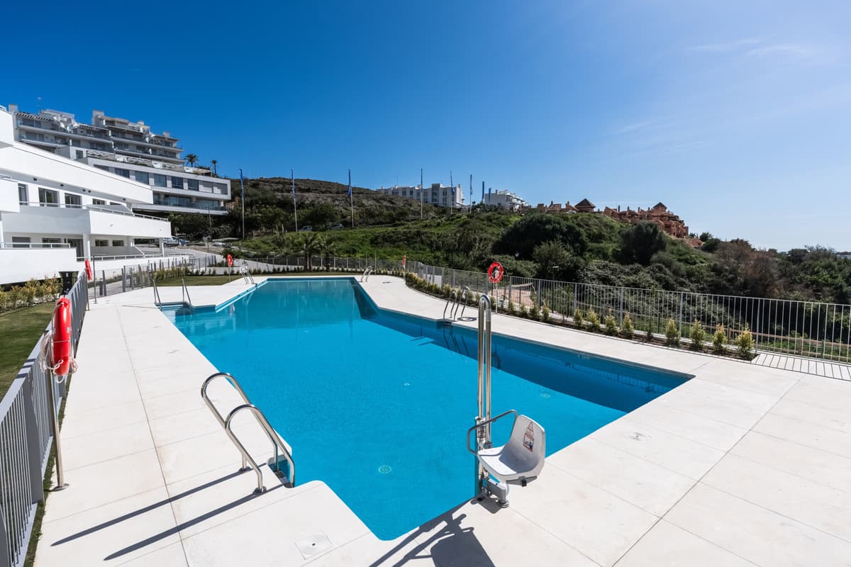 Middle Floor Apartment in Estepona — photo 6 of 10