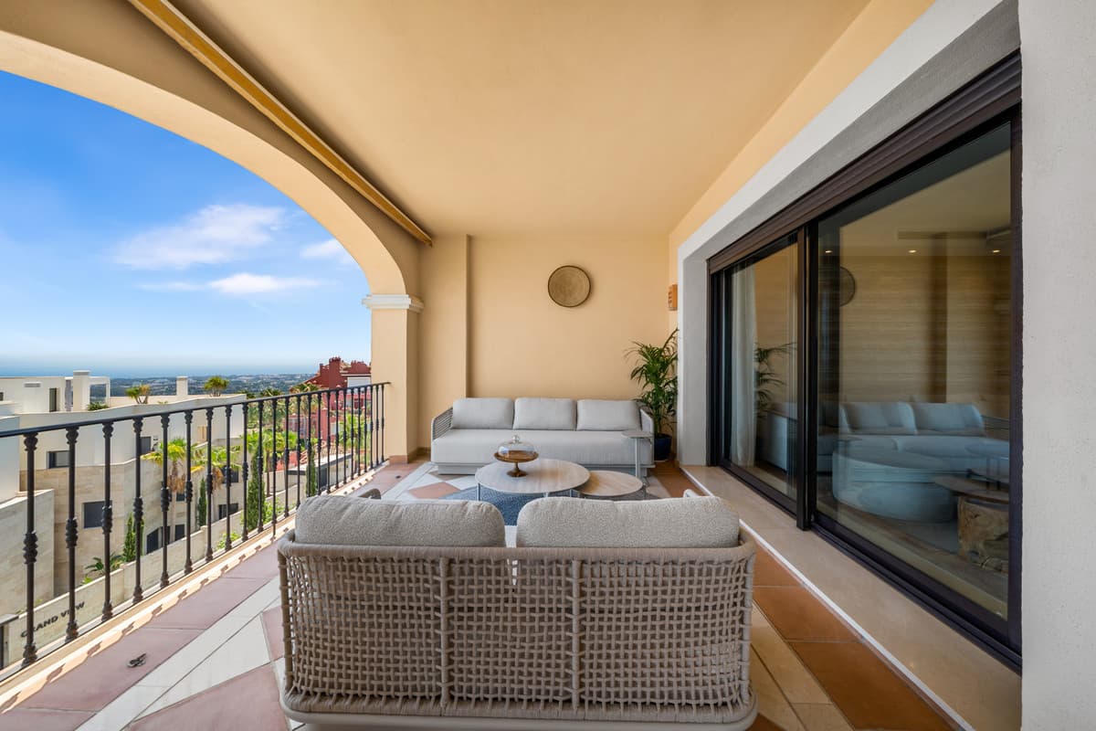 Middle Floor Apartment in La Quinta — photo 1 of 10