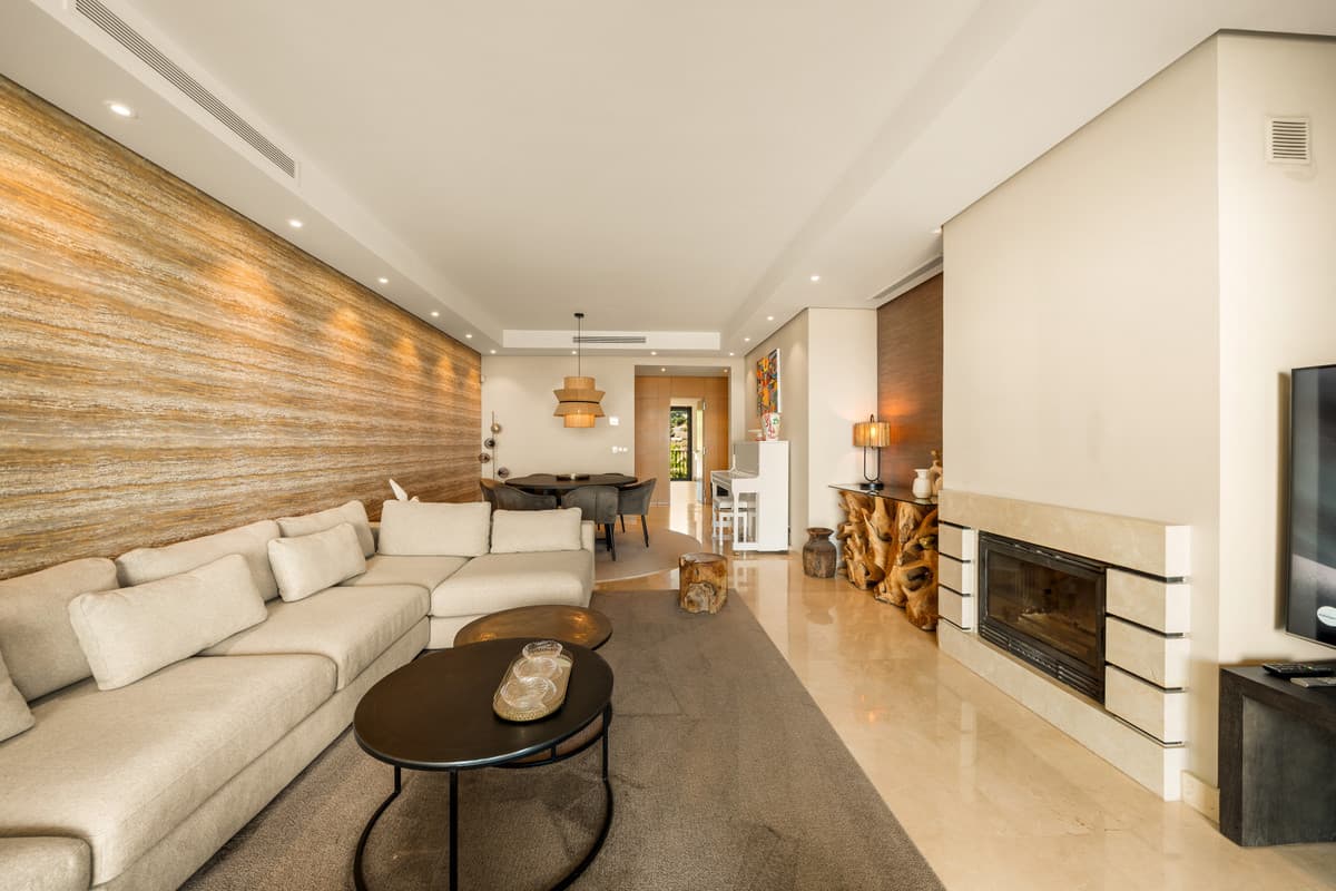 Middle Floor Apartment in La Quinta — photo 2 of 10