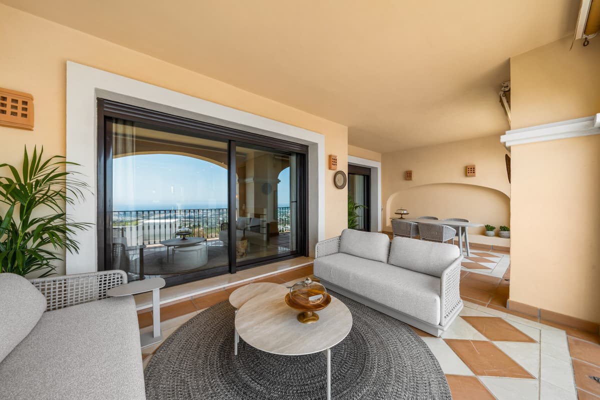 Middle Floor Apartment in La Quinta — photo 3 of 10